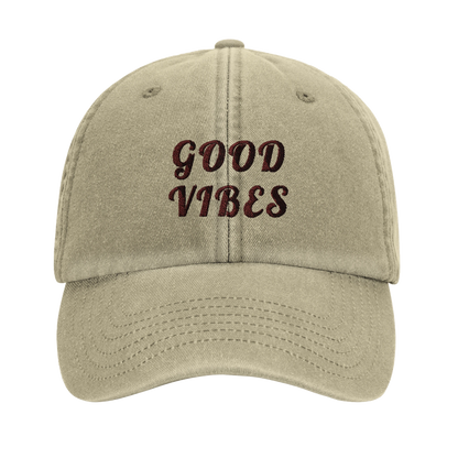 Beige vintagekeps med 'GOOD VIBES' brodyr. Klassisk lågprofilkeps i bomull med en skön, ingången känsla.