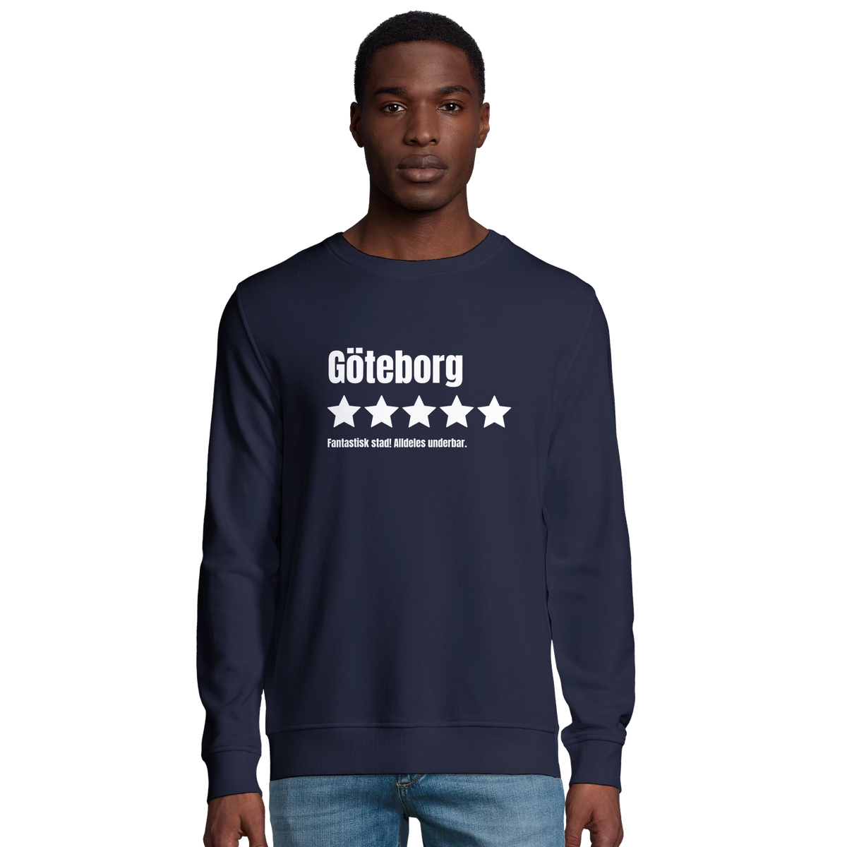 Man i marinblå ekologisk sweatshirt med trycket "Göteborg – 5 stjärnor av 5, Fantastisk"