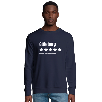 Man i marinblå ekologisk sweatshirt med trycket "Göteborg – 5 stjärnor av 5, Fantastisk"