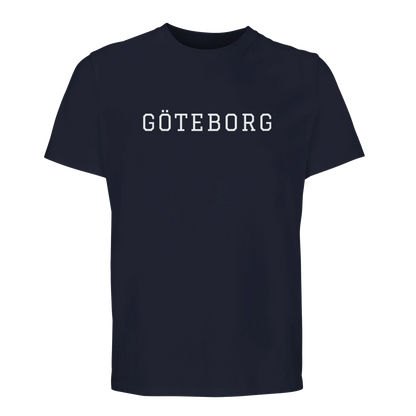 Marinblå t-shirt i ekologisk bomull med 'GÖTEBORG' i klassisk college-stil. En tidlös och hållbar premium t-shirt med lokal anknytning.