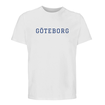 Vit t-shirt med blått Göteborg-tryck i college-snitt. Tillverkad av 100% ekologisk bomull för högsta komfort.