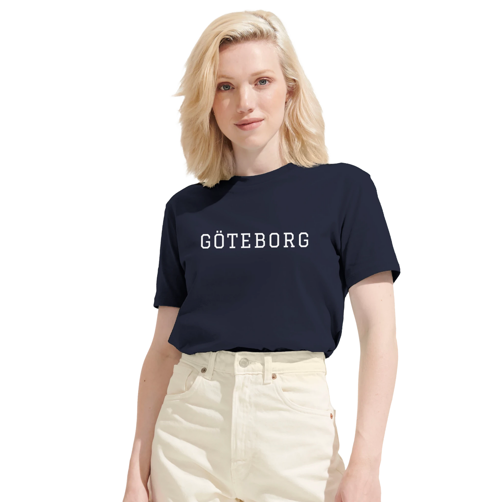 Kvinna i marinblå Göteborg t-shirt med college-motiv. Visar den moderna passformen på denna ekologiska dam-t-shirt.