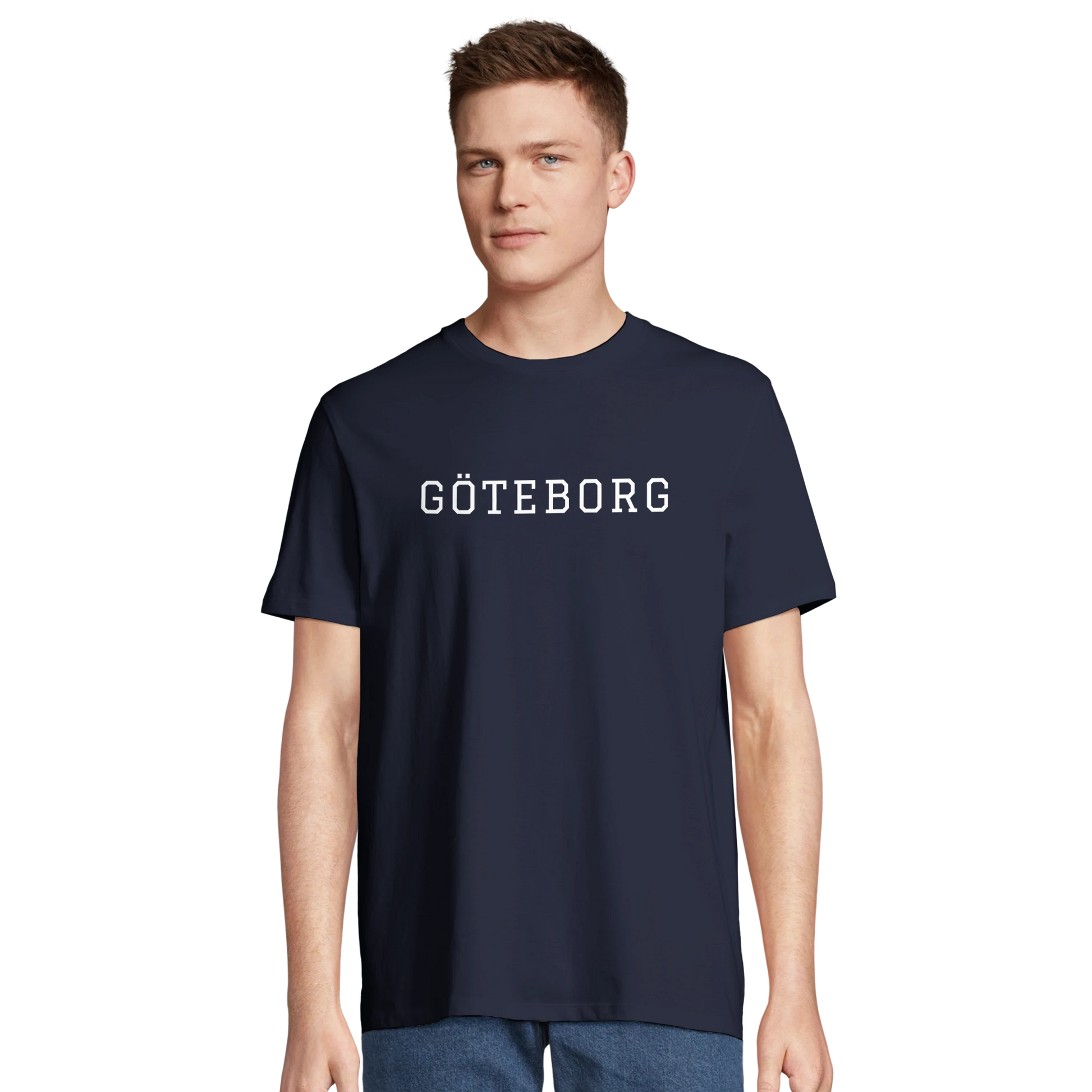 Man bär en marinblå t-shirt med 'GÖTEBORG' tryck. En sportig och klassisk herr-t-shirt perfekt för en aktiv livsstil.