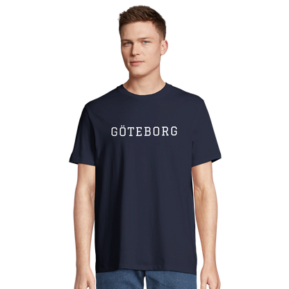 Man bär en marinblå t-shirt med 'GÖTEBORG' tryck. En sportig och klassisk herr-t-shirt perfekt för en aktiv livsstil.