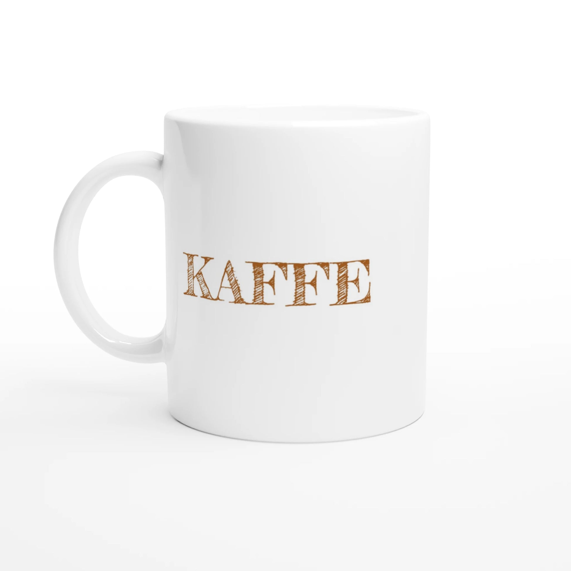 Vit keramisk fika-mugg med texten KAFFE i brun vintage-stil. Minimalistisk Göteborgsdesign från GBGMotiv.