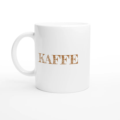 Vit keramisk fika-mugg med texten KAFFE i brun vintage-stil. Minimalistisk Göteborgsdesign från GBGMotiv.