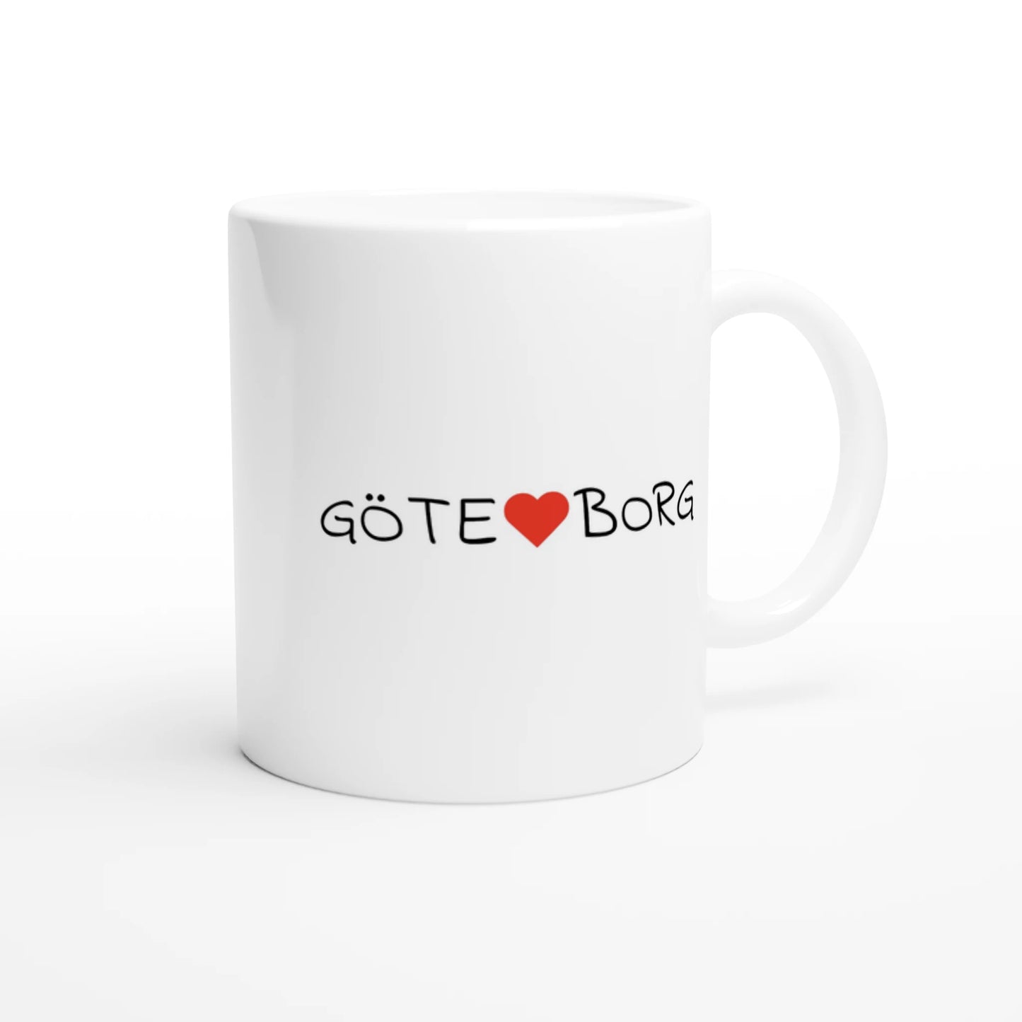 Vit kaffekopp med ordet Göteborg uppdelat av ett rött hjärta.