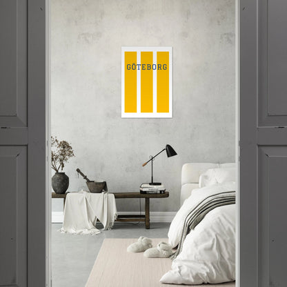 Inredningsinspiration med en stor Göteborg-poster på väggen i ett ljust sovrum. Modern väggdekor som ger karaktär åt rummet.