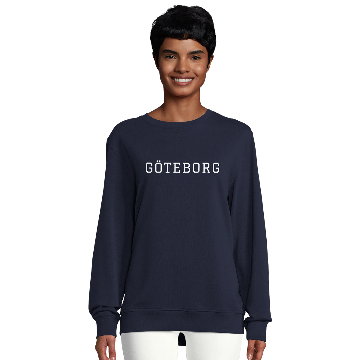 Kvinna bär en marinblå Göteborg sweatshirt. Visar den bekväma passformen på denna ekologiska collegetröja för dam.