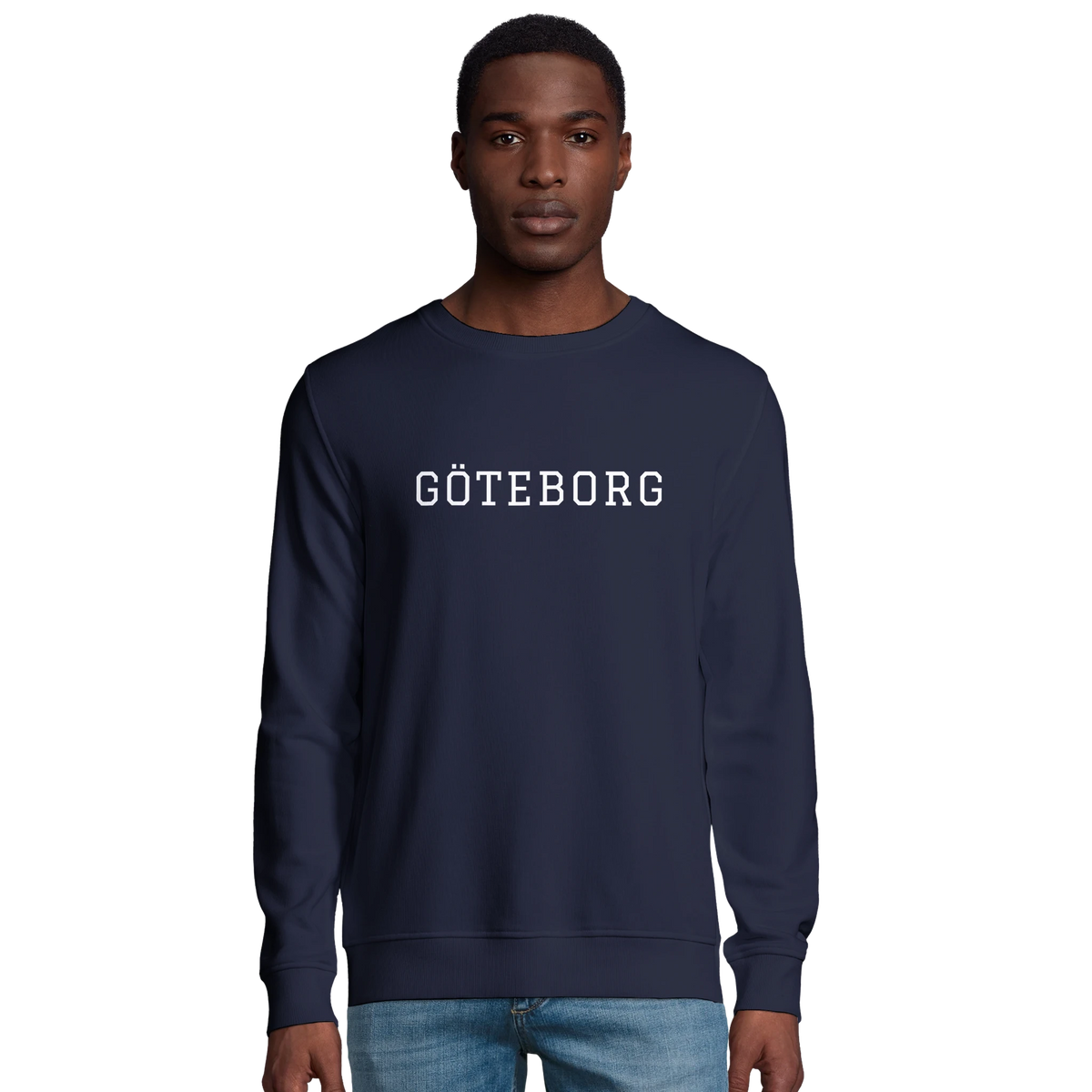 Man i marinblå sweatshirt med Göteborgs-motiv. En sportig och klassisk tröja som passar perfekt för både vardag och fritid.