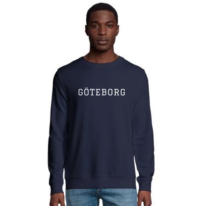 Man i marinblå sweatshirt med Göteborgs-motiv. En sportig och klassisk tröja som passar perfekt för både vardag och fritid.