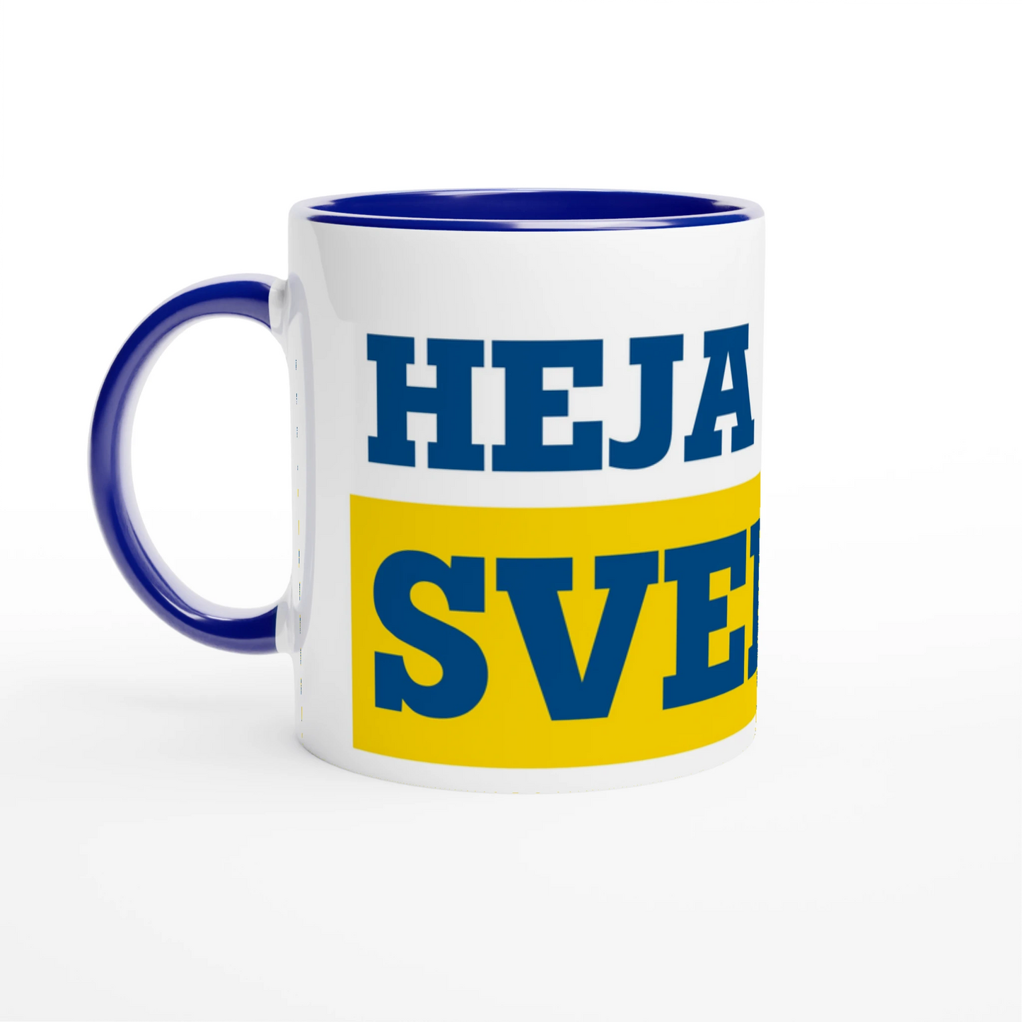 Blåvit kaffemugg med gult och blått tryck 'HEJA SVERIGE'. En klassisk souvenir från kollektionen för svenska supportrar.