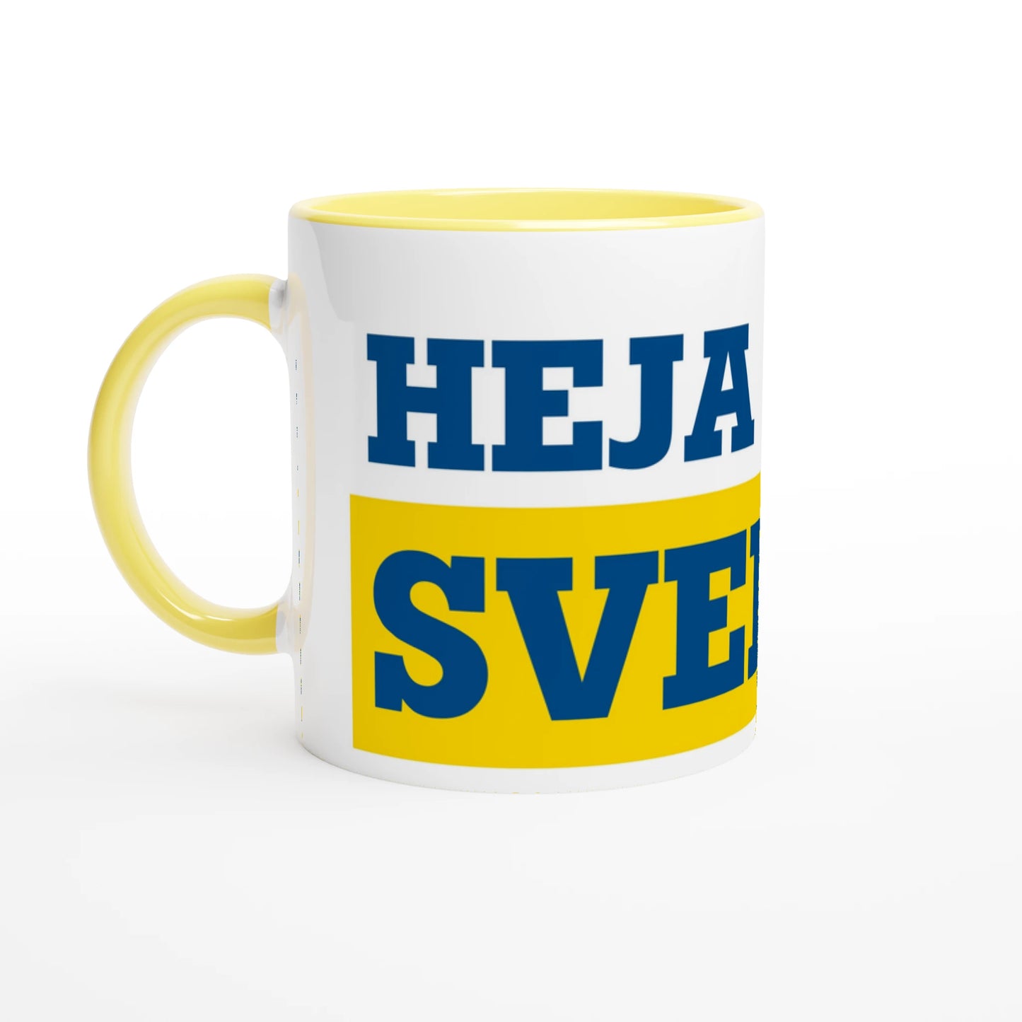 Vit och gul kaffemugg med gult och blått tryck 'HEJA SVERIGE'. En klassisk souvenir från kollektionen för svenska supportrar.