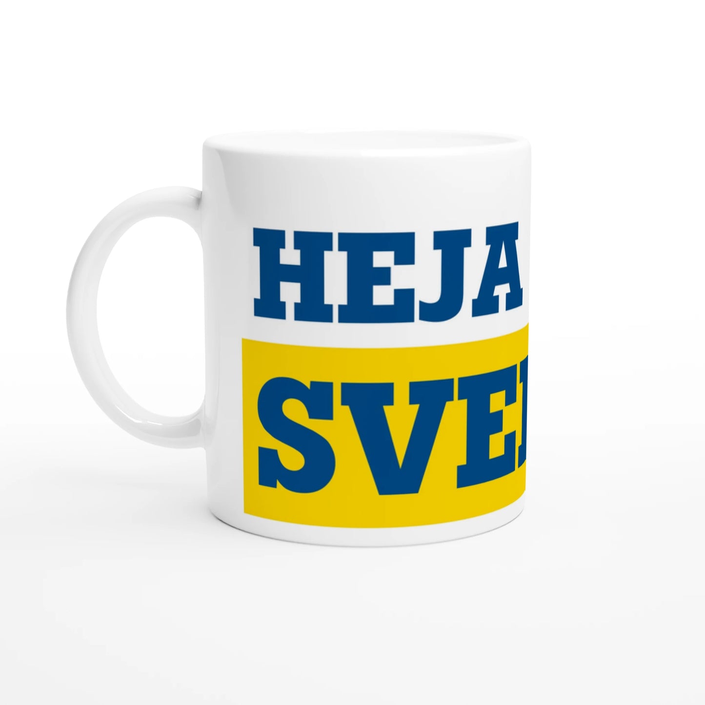 Helvit kaffemugg med gult och blått tryck 'HEJA SVERIGE'. En klassisk souvenir från kollektionen för svenska supportrar.