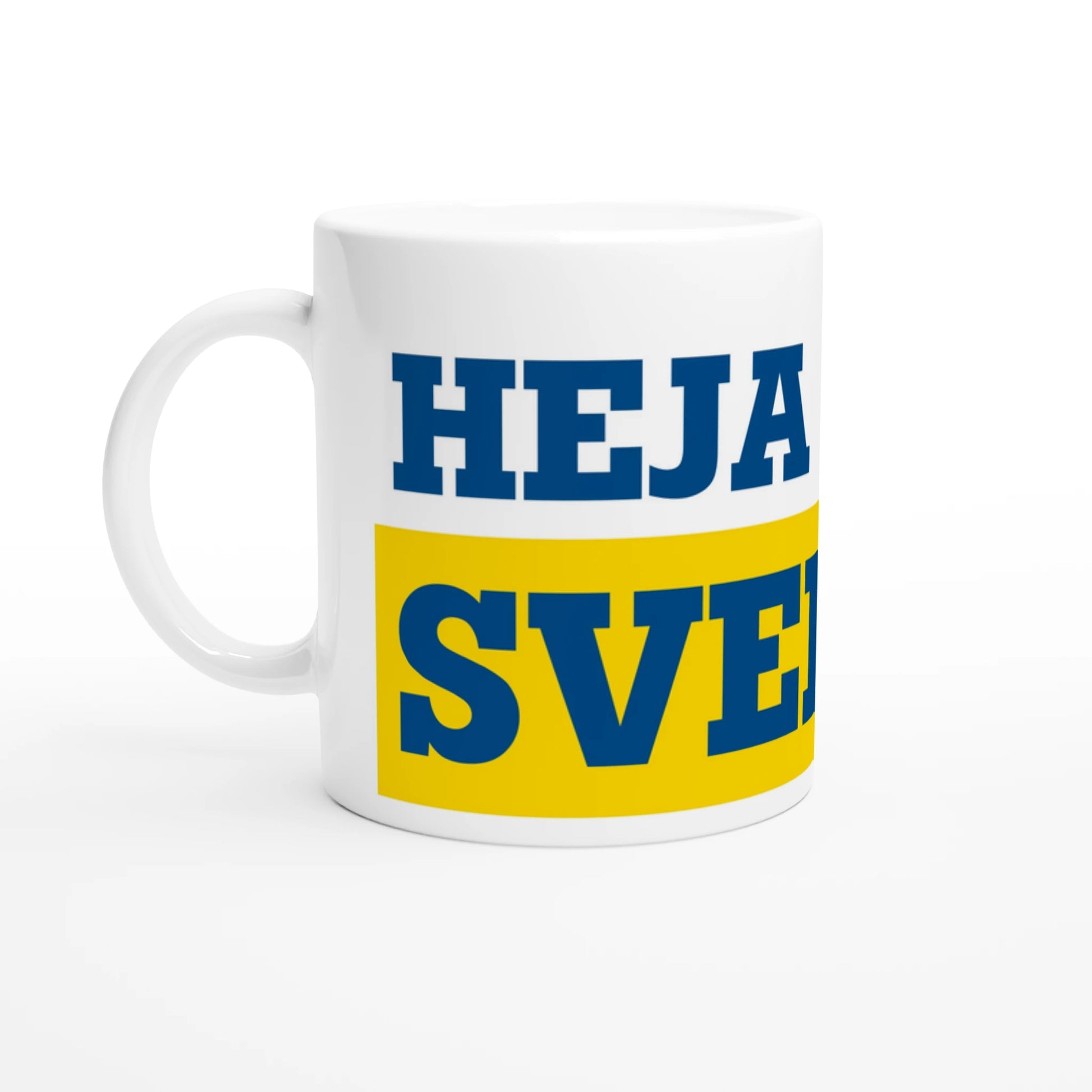 Helvit kaffemugg med gult och blått tryck 'HEJA SVERIGE'. En klassisk souvenir från kollektionen för svenska supportrar.