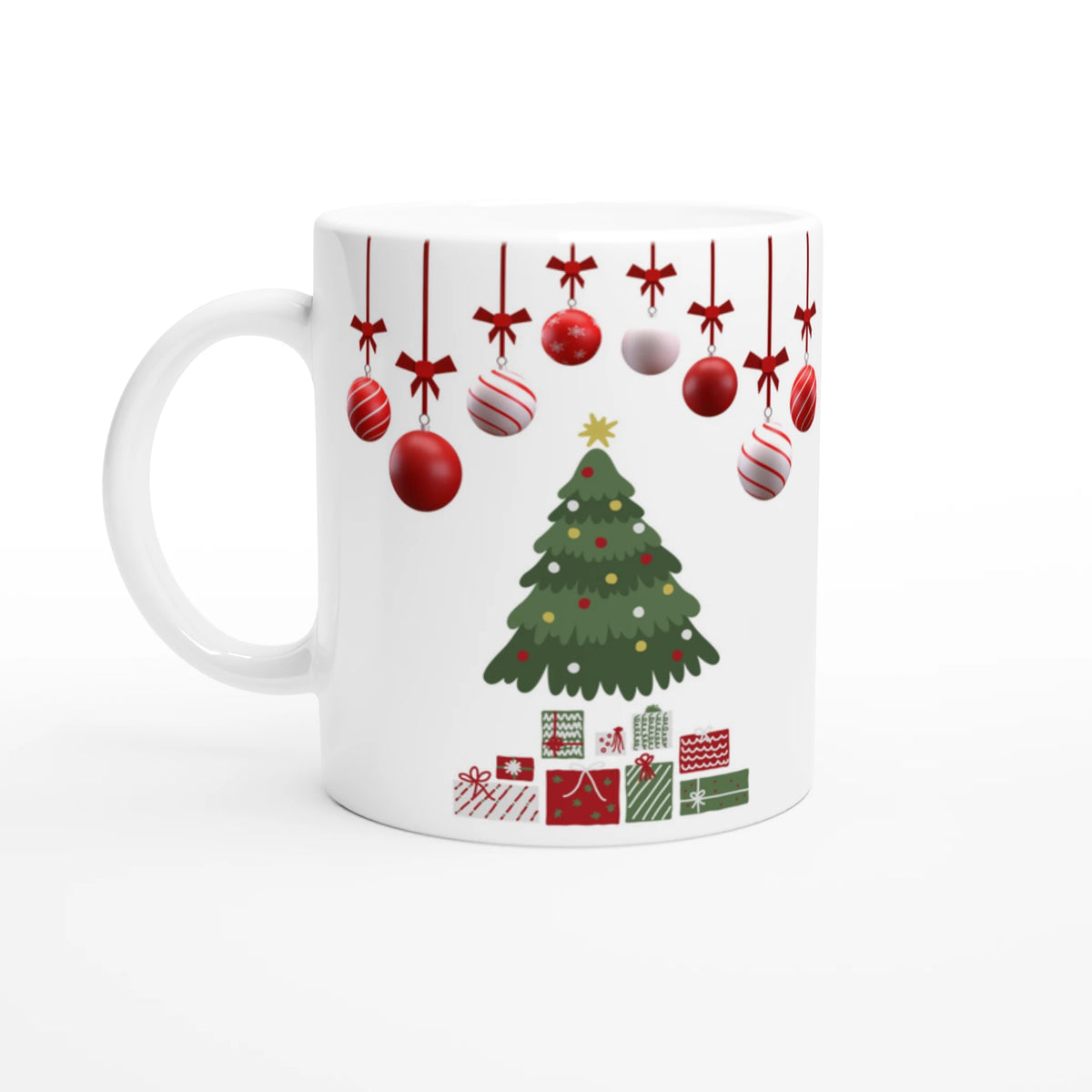 Vit julgransmugg med ritad julgran, julklappar och hängande röda julkulor