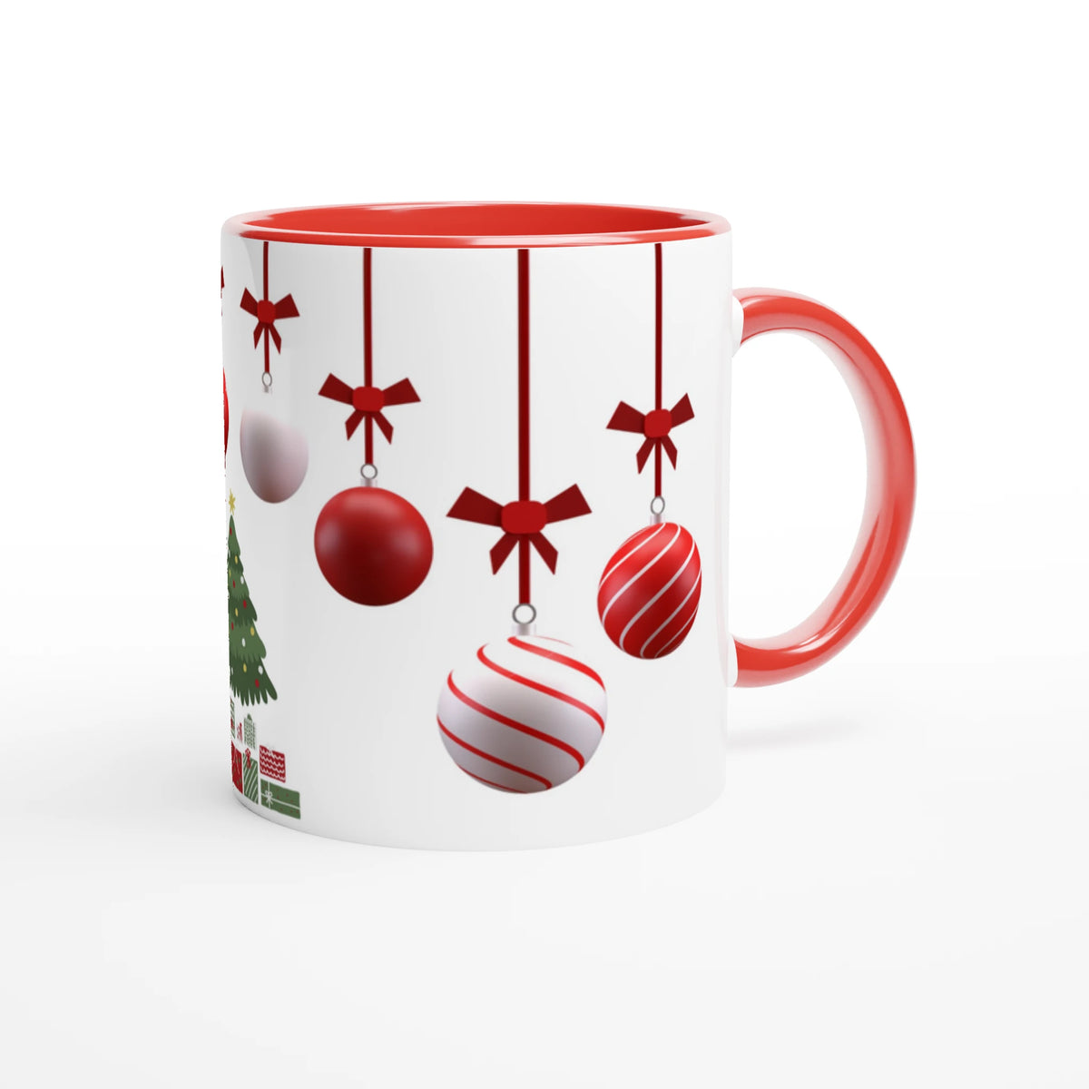 Keramisk julmugg med rött öra sett från höger, julgran med julklappar och randiga julkulor
