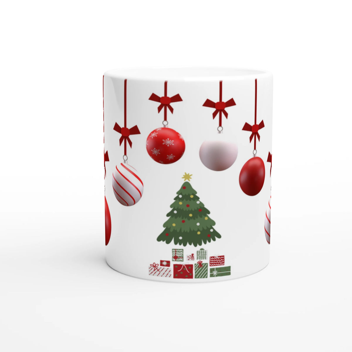 Mugg med röda julkulor med rosetter, en ensam julgran och julklappar mitt på framsidan