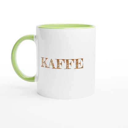Vit fika-mugg med grön insida och handtag. Texten KAFFE tryckt i brun vintage-stil på utsidan.