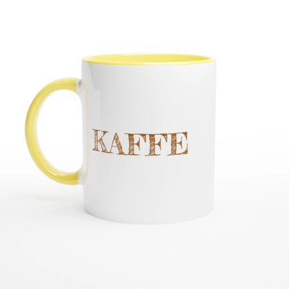 Vit fika-mugg med gul insida och handtag. Texten KAFFE tryckt i brun vintage-stil på utsidan.