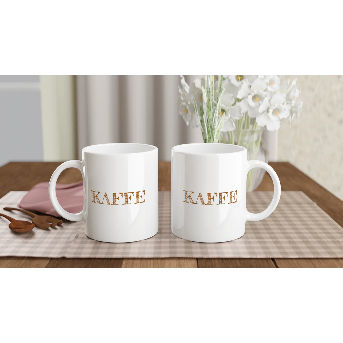 Två helvita kaffemuggar med texten KAFFE, visade på ett bord för att demonstrera trycket på båda sidor. Perfekt present till fikaälskaren.