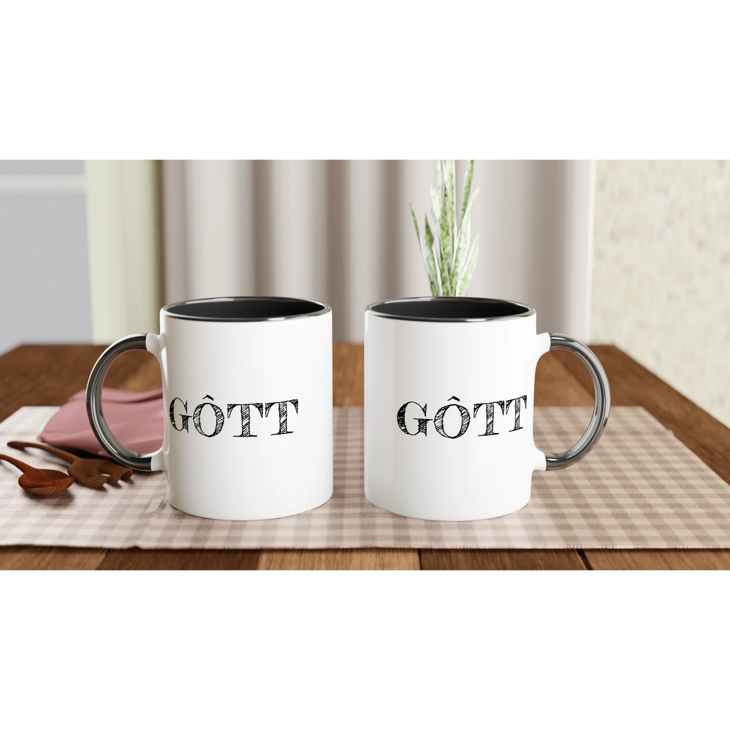 Två vita kaffemuggar med svart insida och texten GÔTT, visade på ett bord för att demonstrera trycket på båda sidor. Perfekt present till göteborgaren.