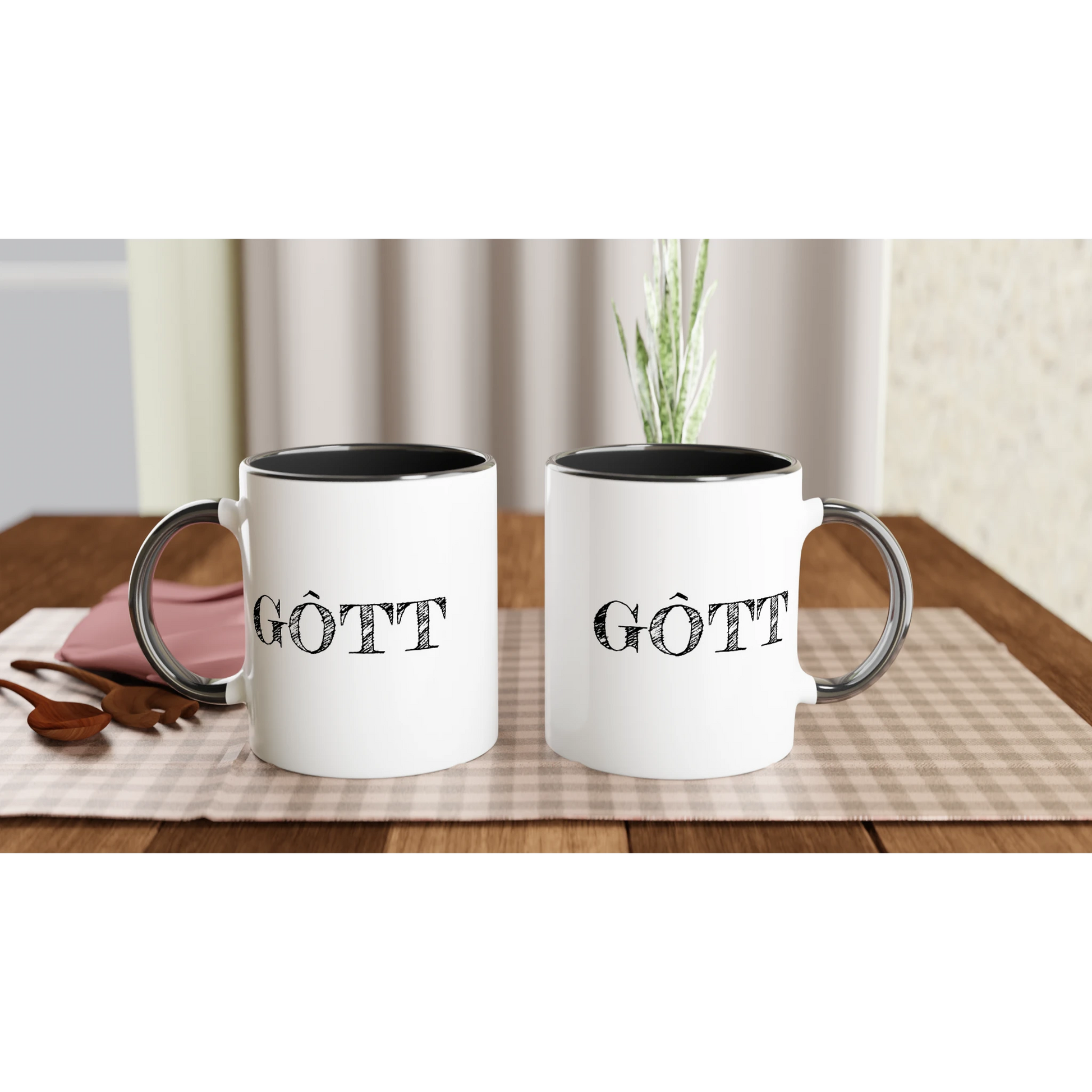 Två vita kaffemuggar med svart insida och texten GÔTT, visade på ett bord för att demonstrera trycket på båda sidor. Perfekt present till göteborgaren.