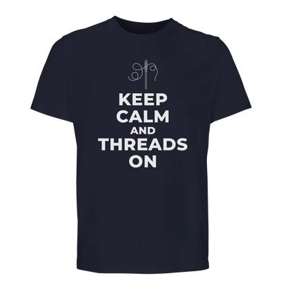 Marinblå t-shirt med det kreativa trycket 'Keep Calm and Threads On'. Högkvalitativt material för långvarig komfort.