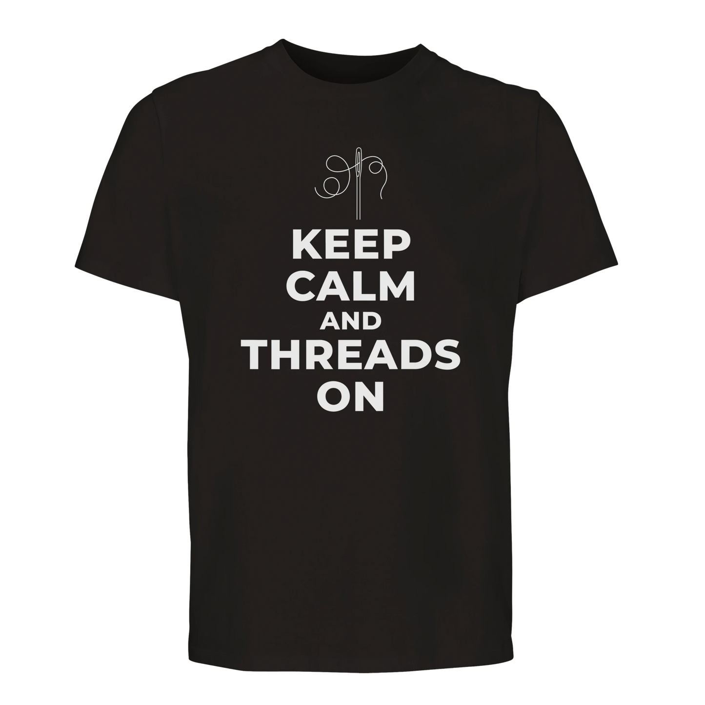 Svart premium t-shirt med texten 'KEEP CALM AND THREADS ON' och en illustration av en symaskin. En perfekt present till någon som älskar sömnad och hantverk.