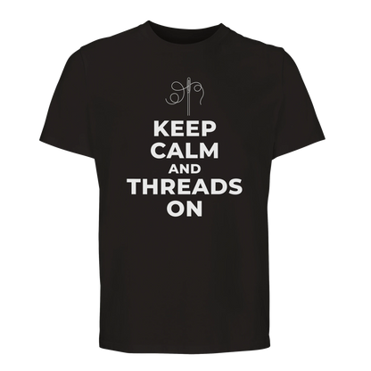 Svart premium t-shirt med texten 'KEEP CALM AND THREADS ON' och en illustration av en symaskin. En perfekt present till någon som älskar sömnad och hantverk.