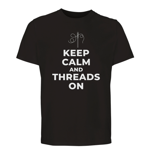 Svart premium t-shirt med texten 'KEEP CALM AND THREADS ON' och en illustration av en symaskin. En perfekt present till någon som älskar sömnad och hantverk.