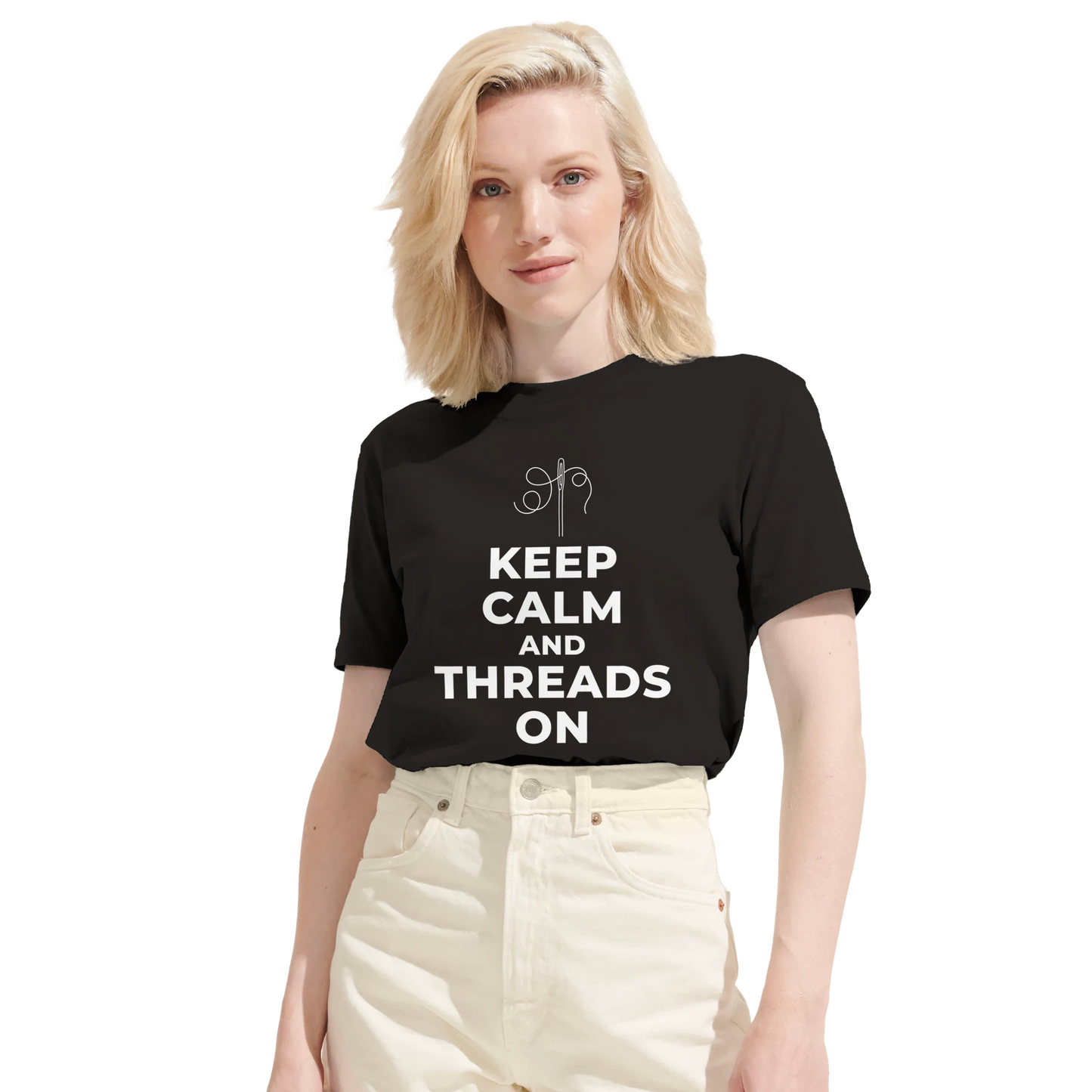 Kvinna bär en svart t-shirt med sy-motiv. Visar den moderna och bekväma passformen för denna kreativa dam-t-shirt.
