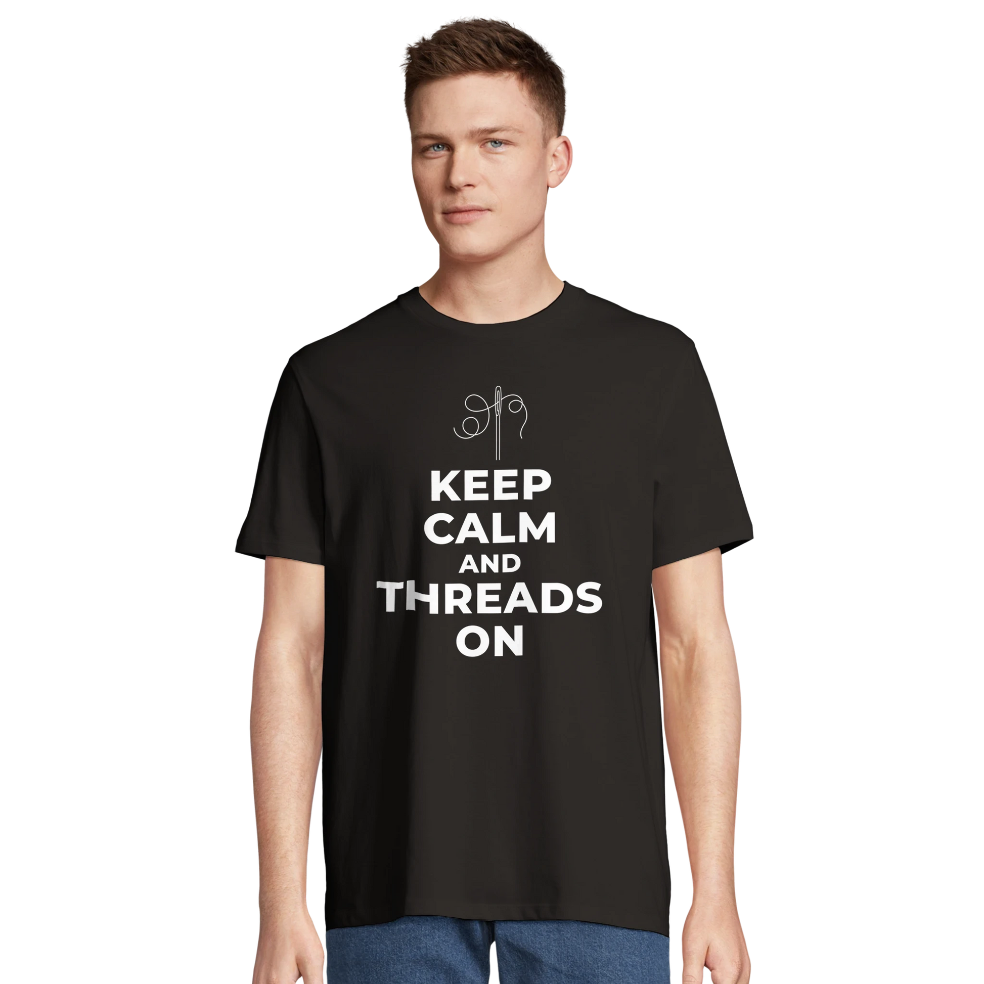 Man i svart t-shirt med texten 'Keep Calm and Threads On'. Ett utmärkt presenttips till den kreativa skaparen.