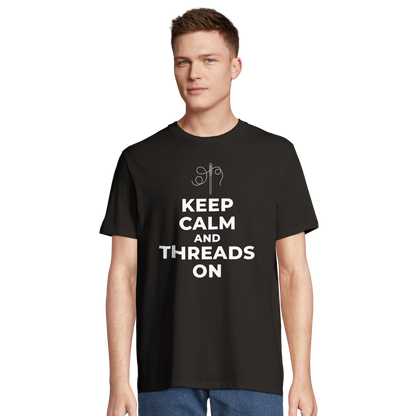 Man i svart t-shirt med texten 'Keep Calm and Threads On'. Ett utmärkt presenttips till den kreativa skaparen.