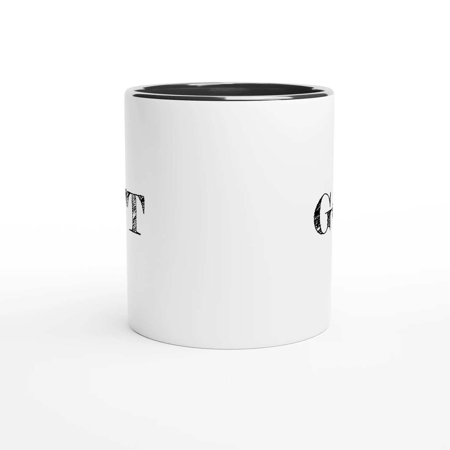 Detaljbild på framsidan av den vita kaffemuggen med svart insida, som visar trycket GÔTT i en klassisk vintage-font.