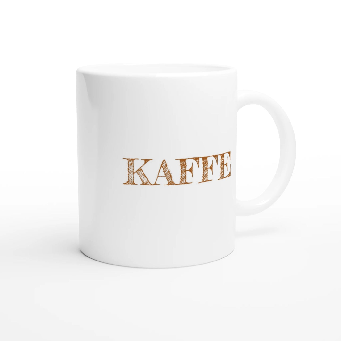 Detaljbild av baksidan av den vita kaffemuggen, med trycket KAFFE och örat vänt bortåt för att visa muggens fulla design.