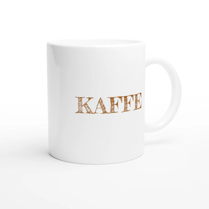 Detaljbild av baksidan av den vita kaffemuggen, med trycket KAFFE och örat vänt bortåt för att visa muggens fulla design.