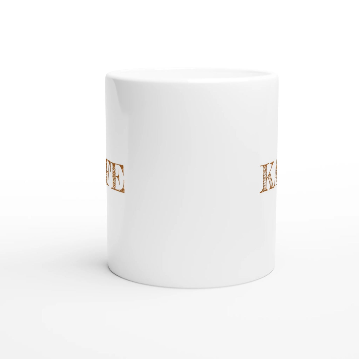 Detaljbild på framsidan av den vita kaffemuggen med texten KAFFE tryckt i en klassisk vintage-font.