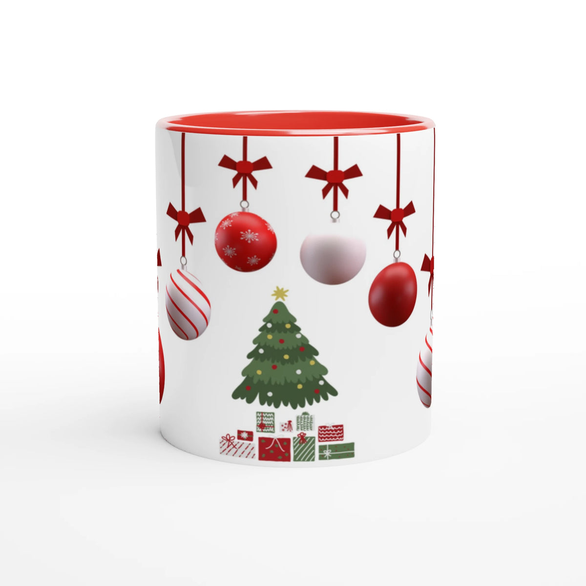 Mugg med röd insida och röda julkulor med rosetter, en ensam julgran och julklappar mitt på framsidan