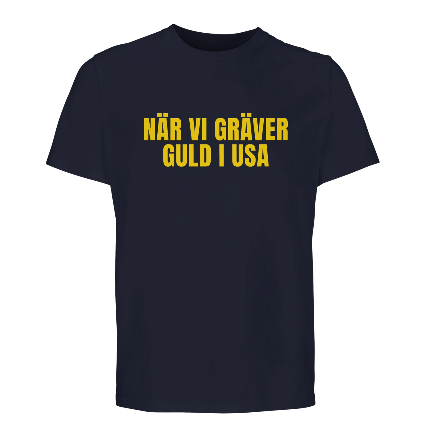 Marinblå t-shirt för fotbolls-VM 2026 med den gula texten 'NÄR VI GRÄVER GULD I USA'. En klassisk supportertröja för svenska fans.