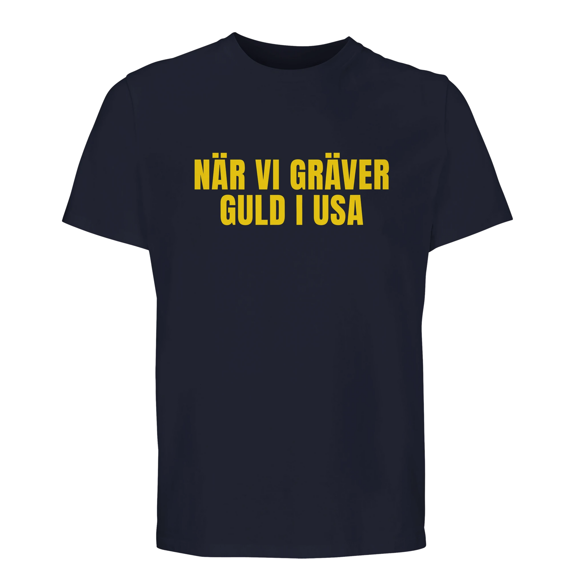 Marinblå t-shirt för fotbolls-VM 2026 med den gula texten 'NÄR VI GRÄVER GULD I USA'. En klassisk supportertröja för svenska fans.