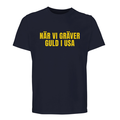 Marinblå t-shirt för fotbolls-VM 2026 med den gula texten 'NÄR VI GRÄVER GULD I USA'. En klassisk supportertröja för svenska fans.