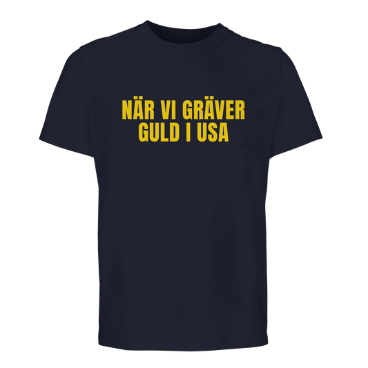 Marinblå t-shirt för fotbolls-VM 2026 med den gula texten 'NÄR VI GRÄVER GULD I USA'. En klassisk supportertröja för svenska fans.