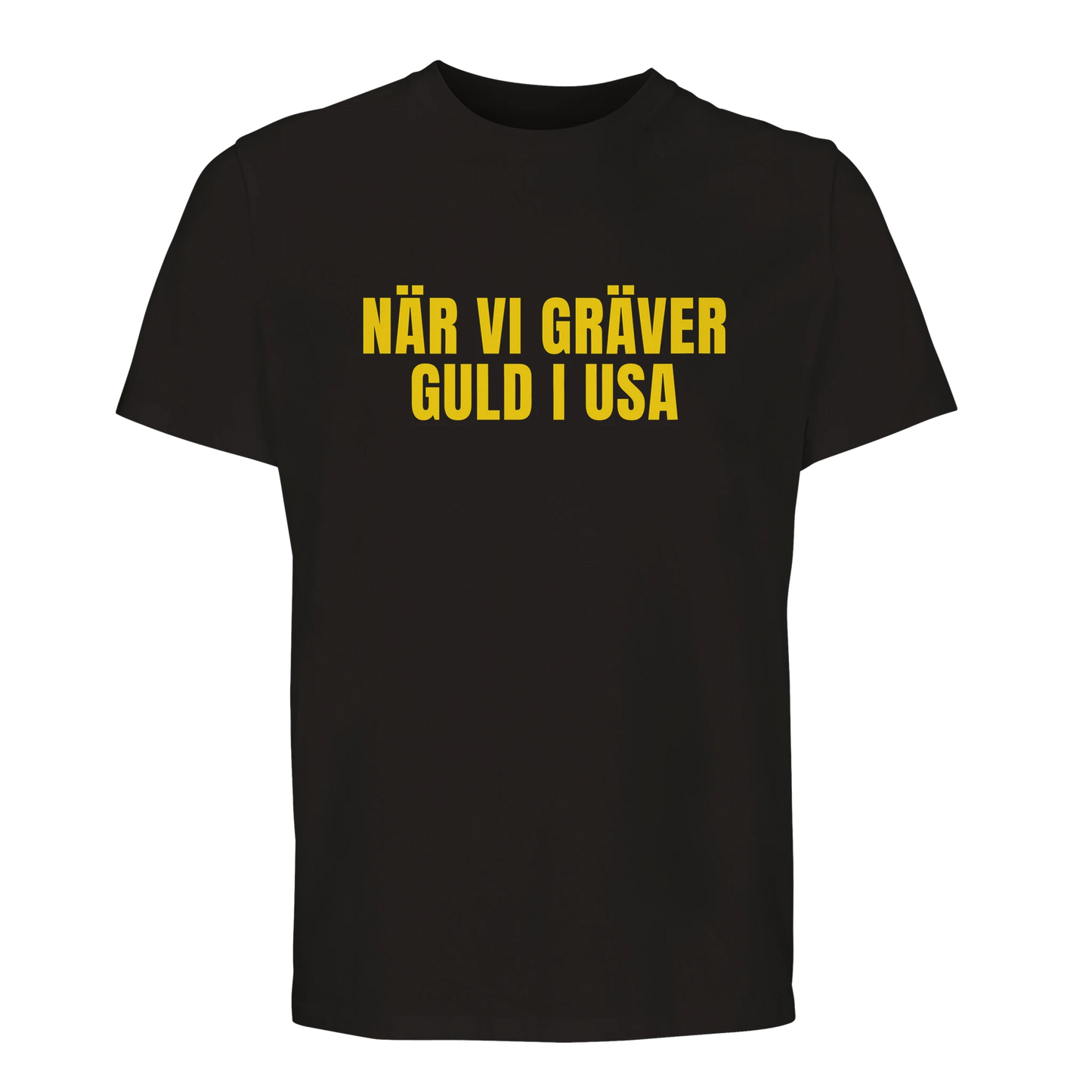 Svart t-shirt med gul text 'NÄR VI GRÄVER GULD I USA'. Stilren supporter-t-shirt i premiumkvalitet inför fotbolls-VM.