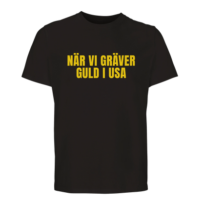 Svart t-shirt med gul text 'NÄR VI GRÄVER GULD I USA'. Stilren supporter-t-shirt i premiumkvalitet inför fotbolls-VM.