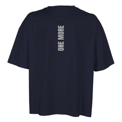 Marinblå oversized t-shirt för dam med vertikalt tryck på ryggen. En hållbar sporttopp i premiumkvalitet.
