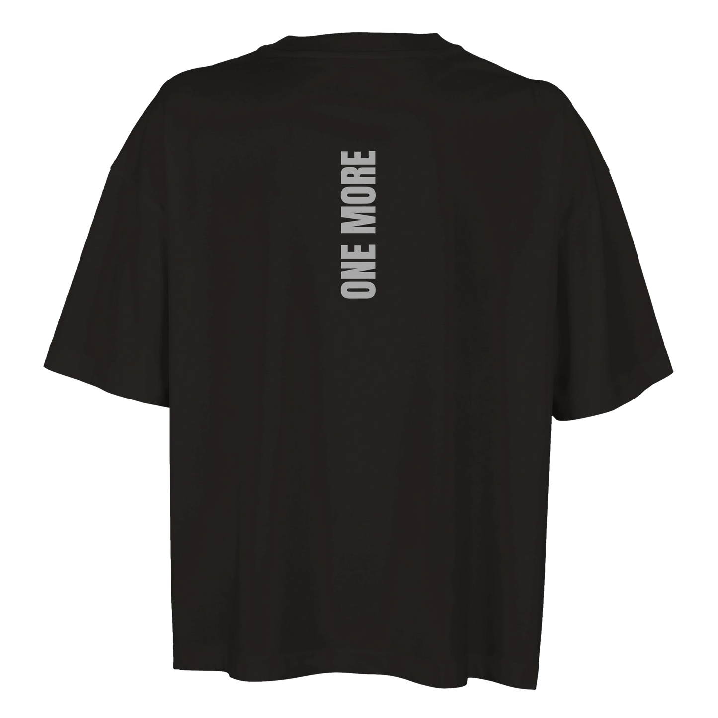 Baksidan av en svart oversized boxy t-shirt för dam med vertikalt 'ONE MORE' ryggtryck. Tillverkad i mjuk ekologisk bomull.
