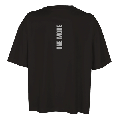 Baksidan av en svart oversized boxy t-shirt för dam med vertikalt 'ONE MORE' ryggtryck. Tillverkad i mjuk ekologisk bomull.