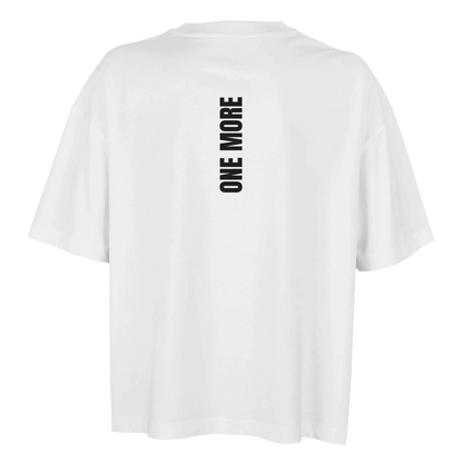 Vit boxy dam-t-shirt i ekologisk bomull med vertikalt ryggmotiv. Modern passform för träning och vardag.