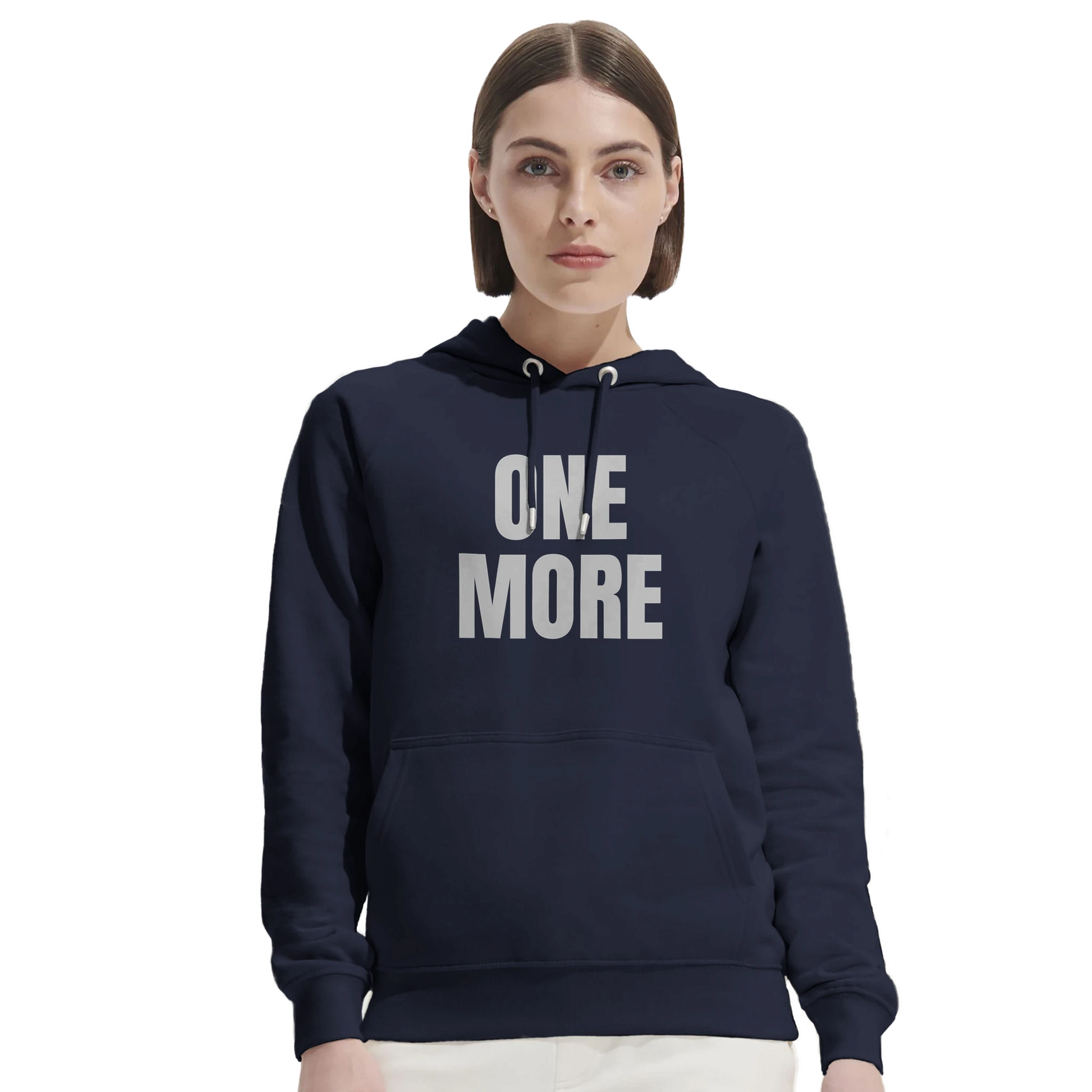 Kvinna bär en marinblå One More hoodie i ekologisk bomull. En bekväm och snygg tröja perfekt för uppvärmning eller vardagsbruk.